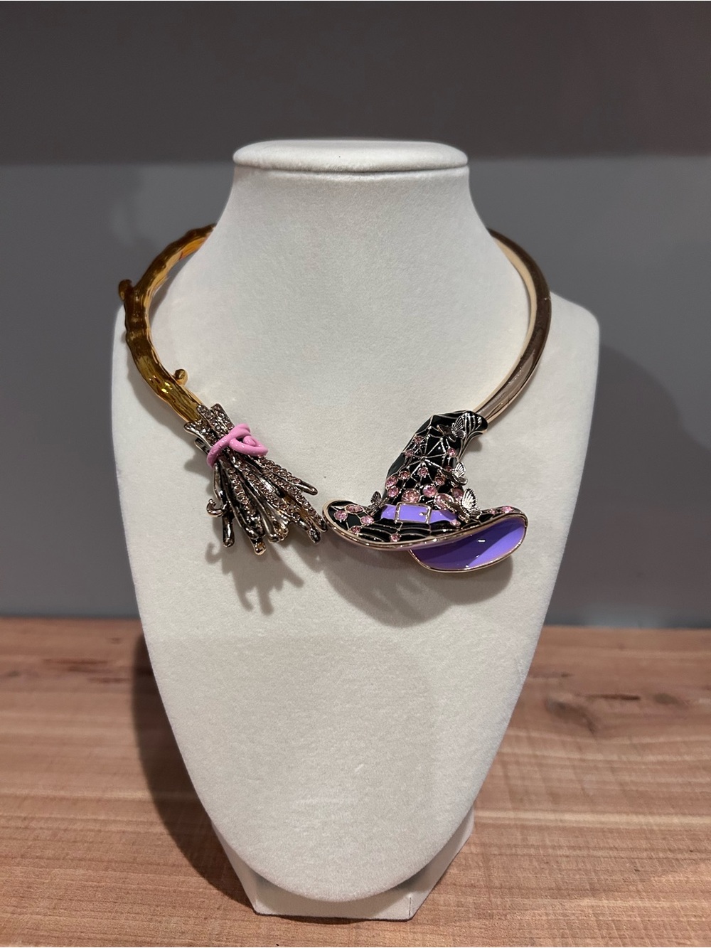 NWT Betsey Johnson Gold Witchy Broom Collar Necklace - Picture 5 of 7